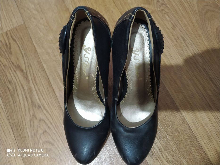 Продаю две пары красивые туфли