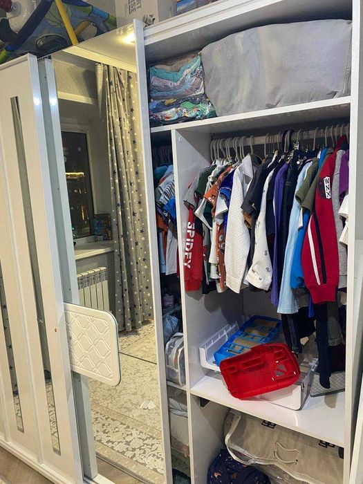 Шкаф (качественный и вместительный)