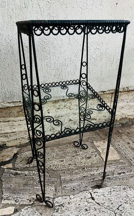 Măsuță / etajeră din fier forjat cu blat de sticlă