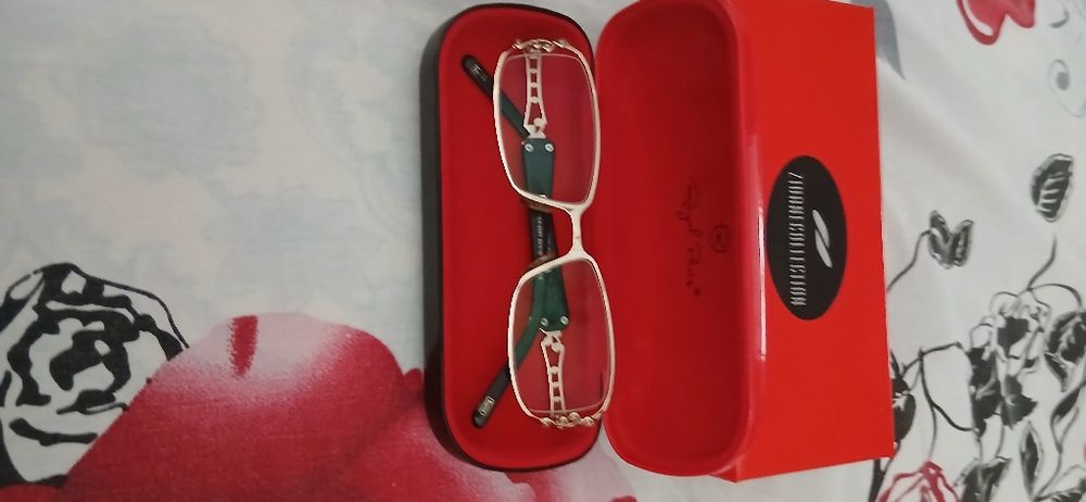 Француз очкиси умуман ишлатилмаган факат ойнаси алмаштирилган янги нар