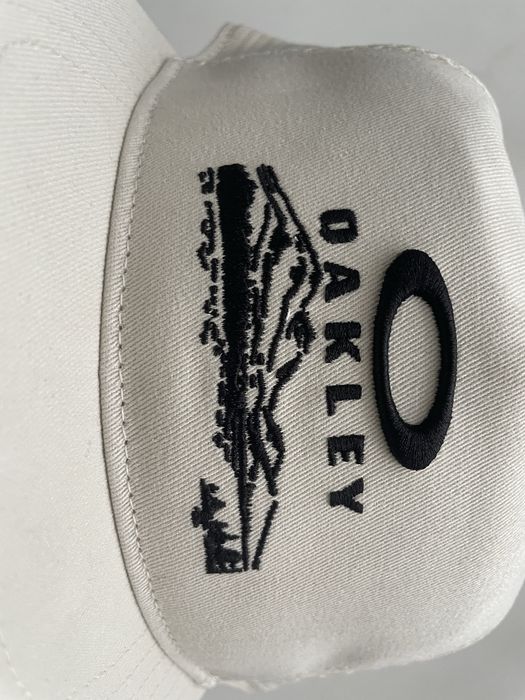 Sapca Oakley cu eticheta
