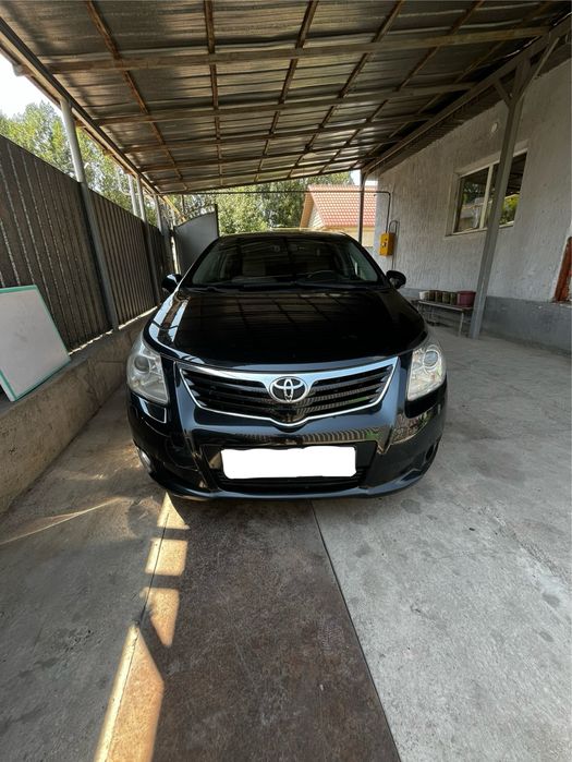 Tayota Avensis 2010 года