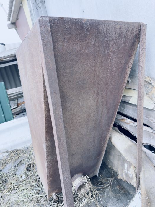 Емкости для воды в хорошем состояние  две бочки