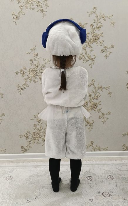 Жаңа жылдық киім сатылады.