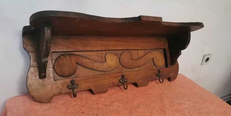 Polita cuier din lemn sculptat cu agatatoare din bronz