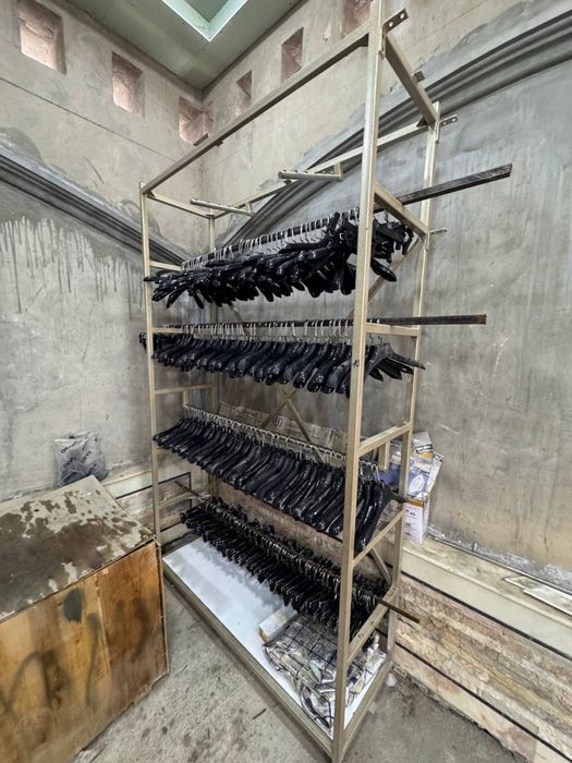 Вешалки (отдельно договрная цена на стеллаж золоого цвета )