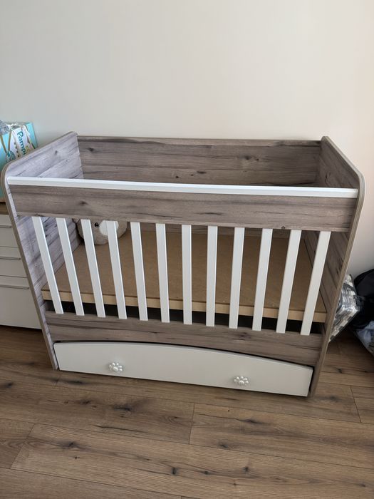 Дървена кошара с люлеещ механизъм и чекмедже