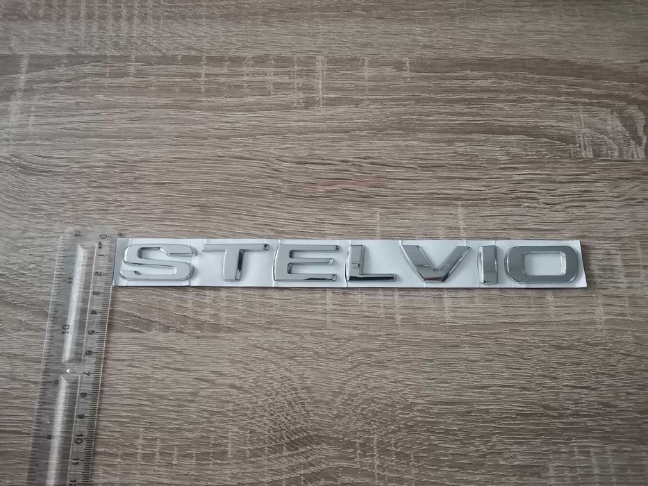 Alfa Romeo Stelvio надпис емблема