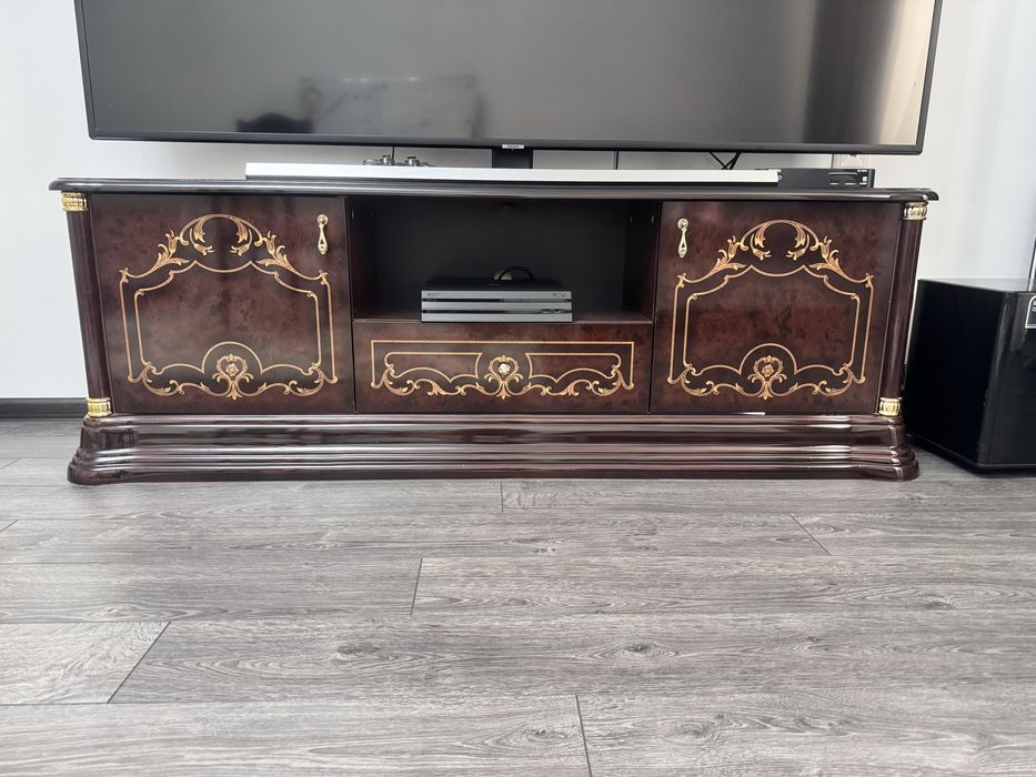 Шкаф с двумя тумбами