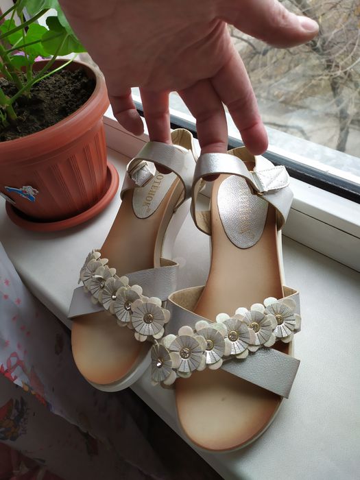 Сандали для девочки. Размеры 29,35,36.