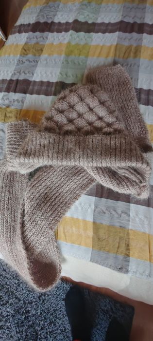 Vand căciula cu fular atașat