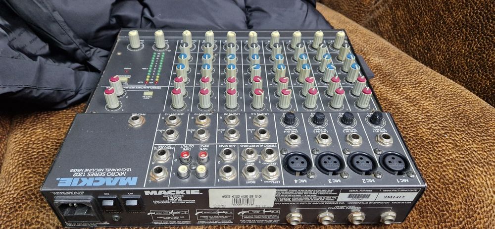 Mixer mackie micro 1202
