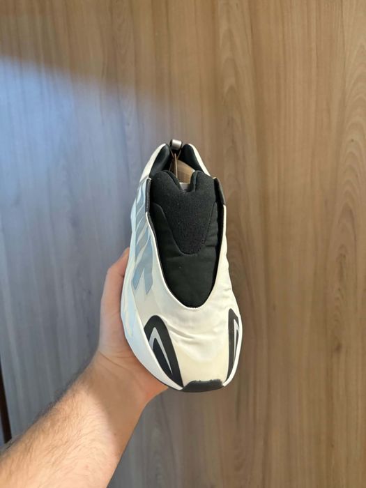 Yeezy 700 Analog 38 2/3