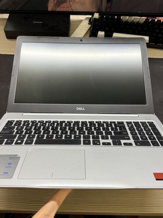 Laptop Dell Inspiron 15 5570 – i5 gen 8, SSD 256GB, AMD Radeon 2GB, Windows 10