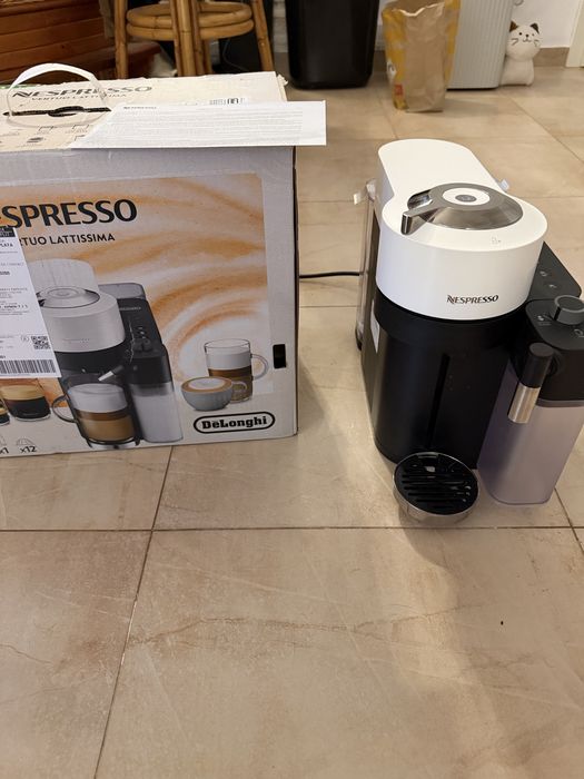 Espressor Nespresso Vertuo Lattissima alb in garantie