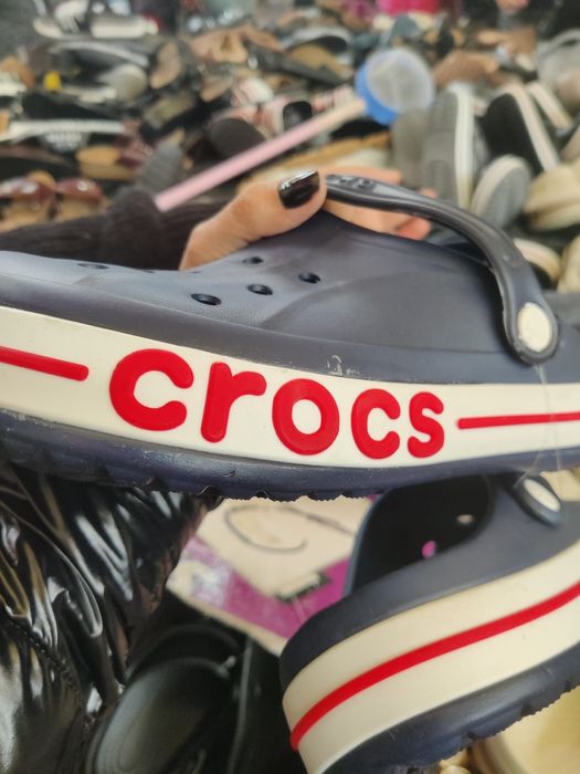 Vând papuci Crocs