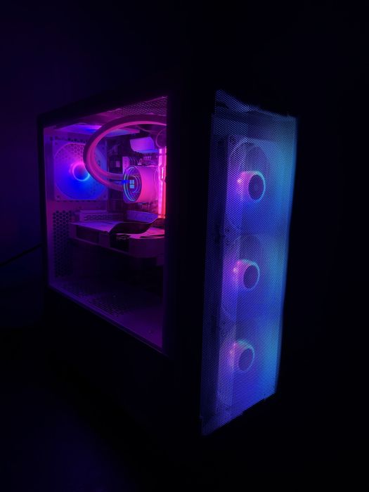 Pc gaming all white, R7 9800x3d 64 ddr5, rtx 4070, 2tb m2 lian li