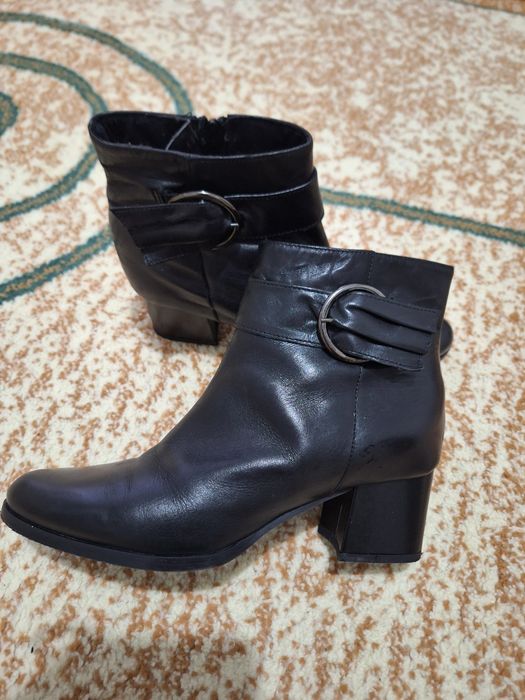 Vând  botine din piele