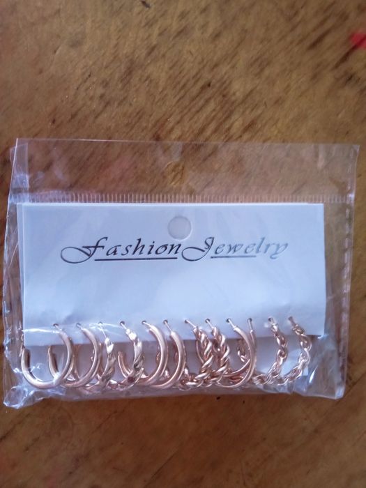 Продам серьги в наборе.