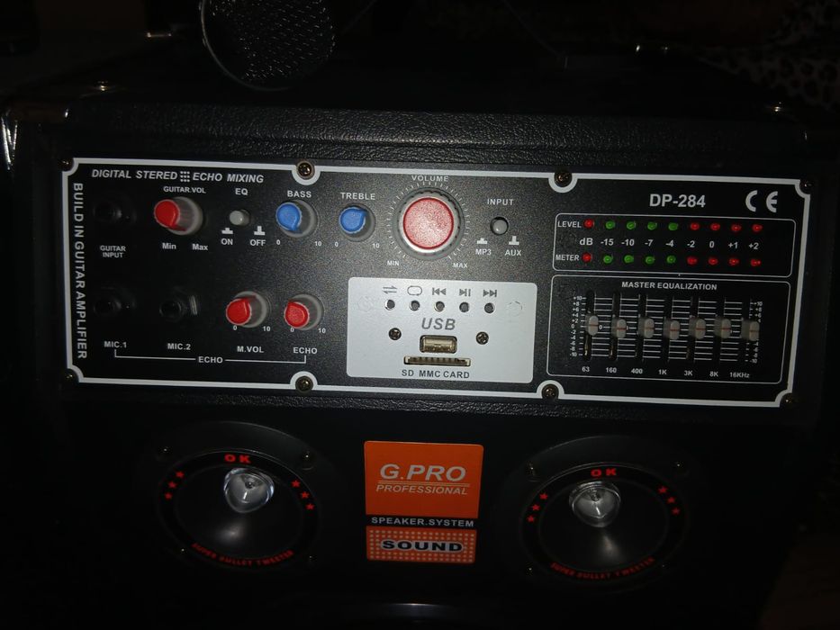 Vând două boxe plus microfon