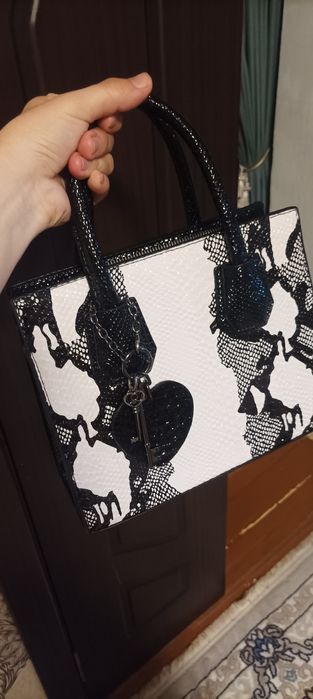 Ayollar uchun Sumka sotiladi