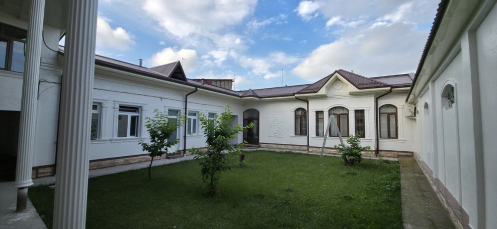 Уз ховлимми сотвомман, 7 сотих, 12 хона, 2 уйдан иборат.