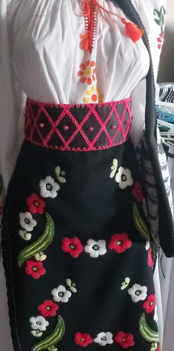 Costume tradiționale noi,cusute manual