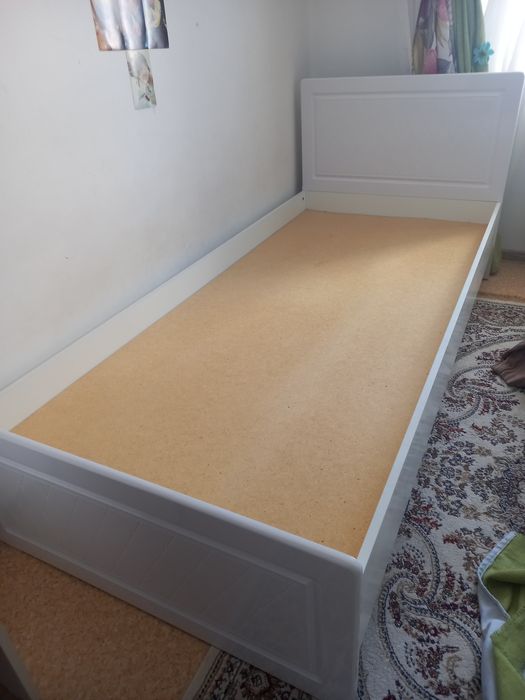 Продам кровать  односпальную. Почти новая. Торг уместен