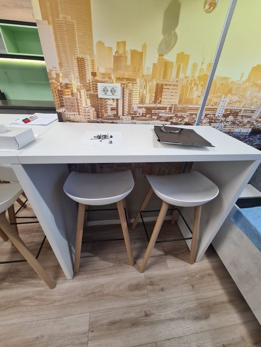 Scaune tip bar și masa