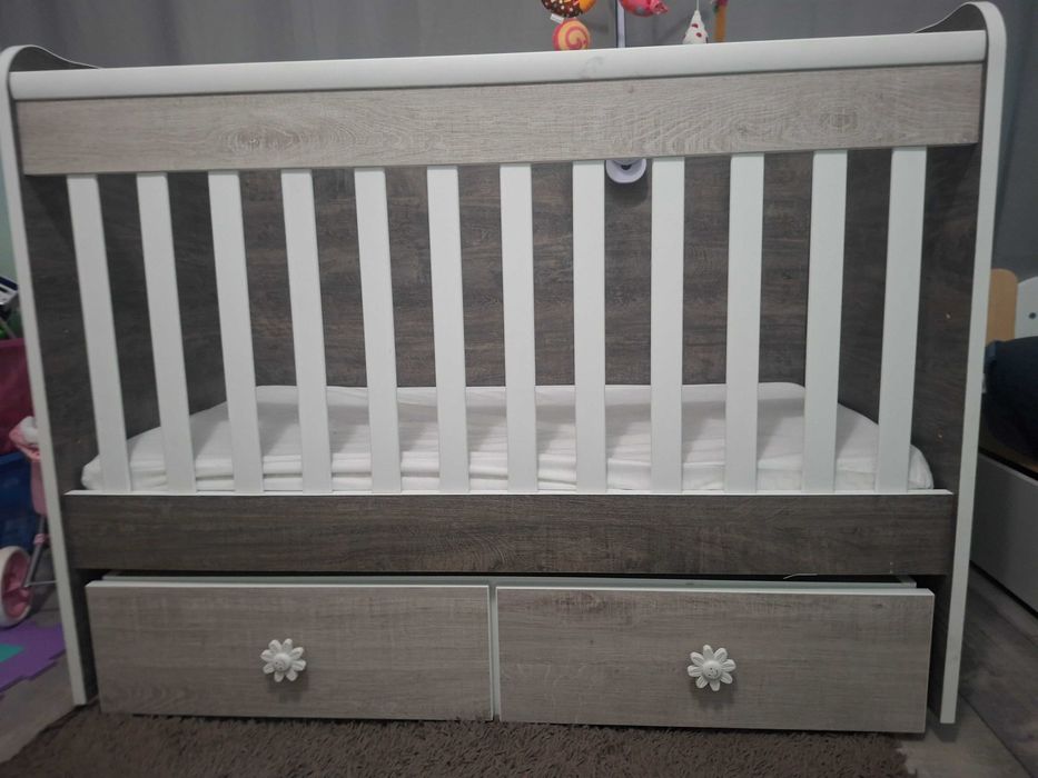 Детска кошара със люлеещ механизъм