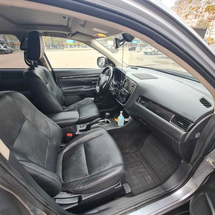Vand MitshubishiOutlander 2015 Instyle+,fulloptions,subwoofer,7 locuri