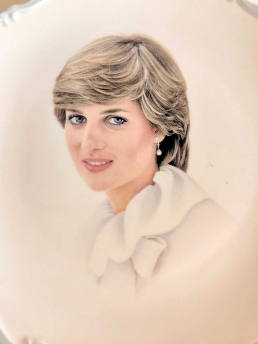 Две Сватбени чинии на Даяна и принц Чарлз от Royal Albert от 1981г.