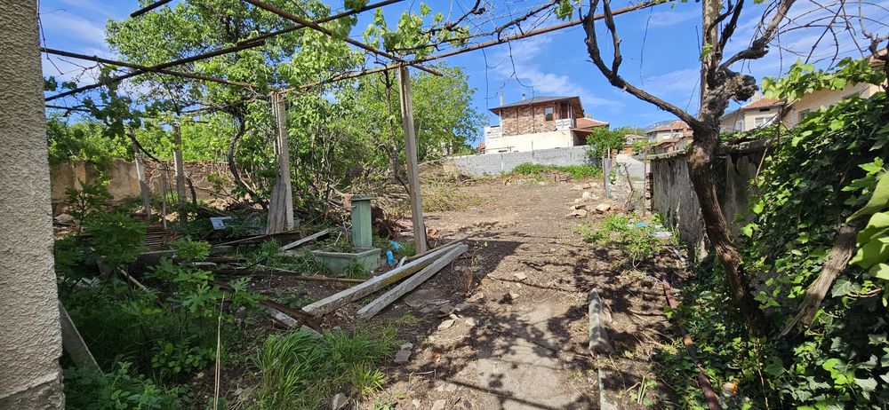 Подавам къща с парцел !