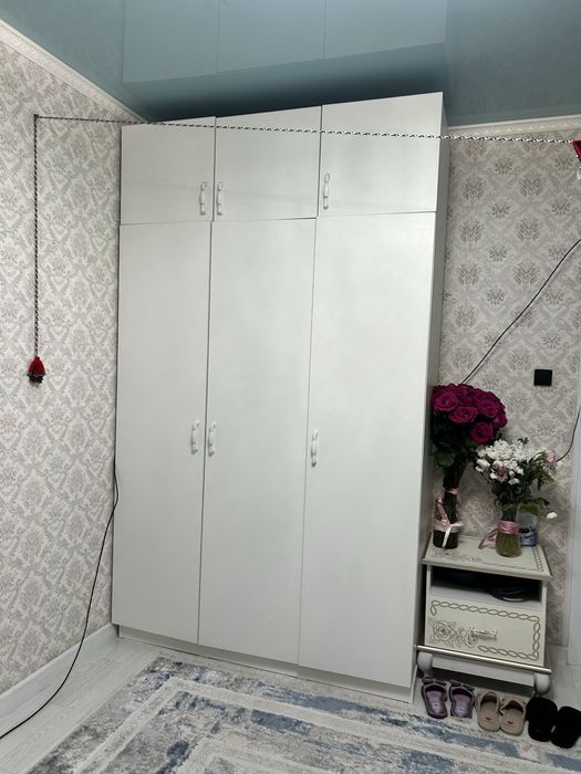 Продается белый шкаф до потолка