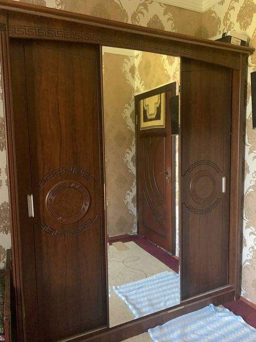 Shkaf yangi holatta yaxshi ko'p narsa ketadi kiyimlar  ko'p ketadi