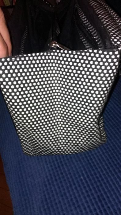 Дамска кожена чанта на черни и бели точки