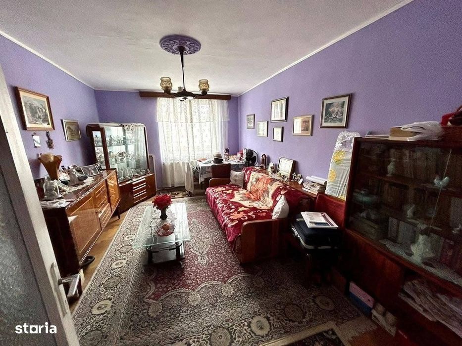 De vanzare apartament cu 3 camere, situat central,spatios,Pret: 55000e