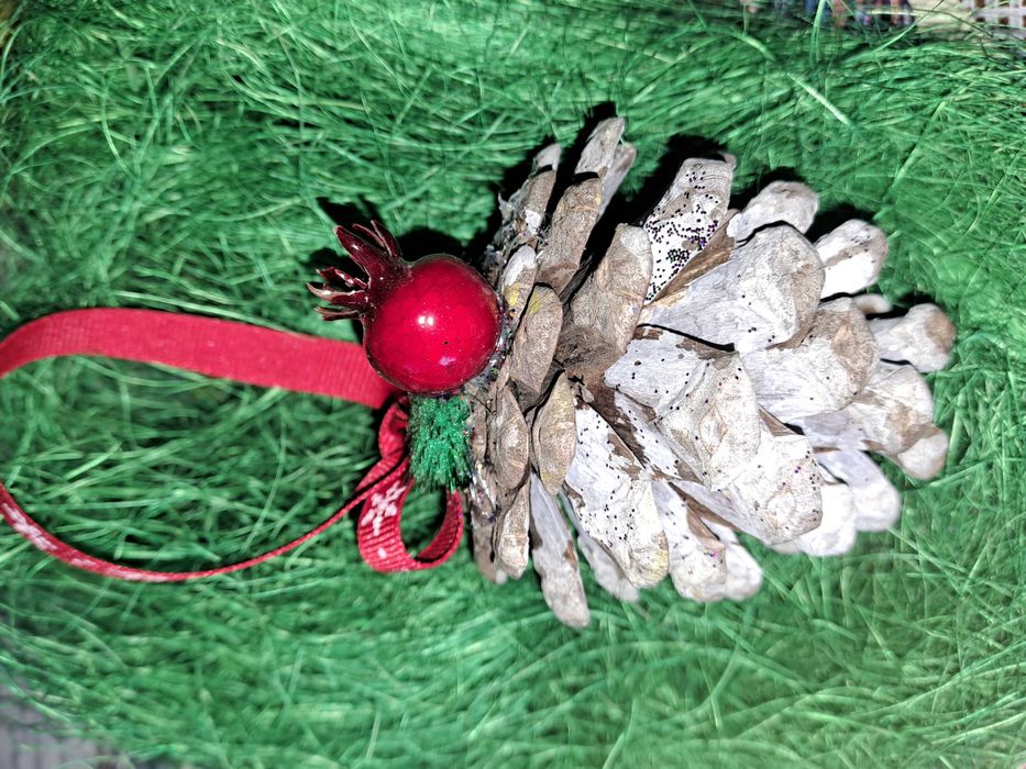 Коледни шишарки ръчна изработка.