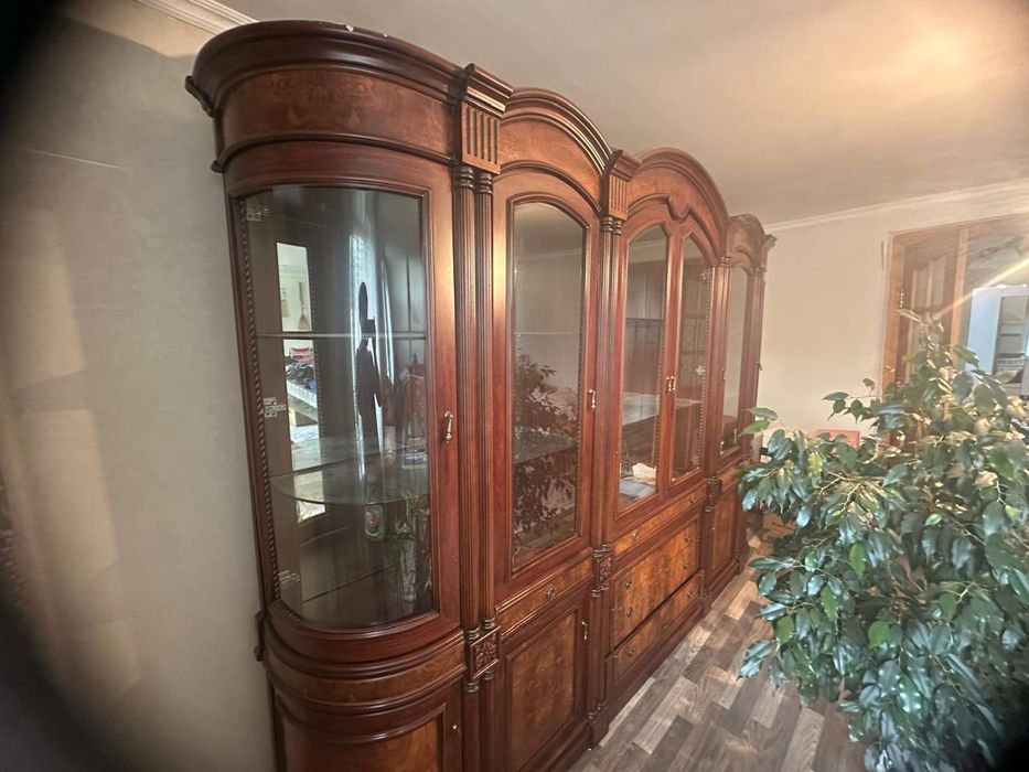 Сервант продается