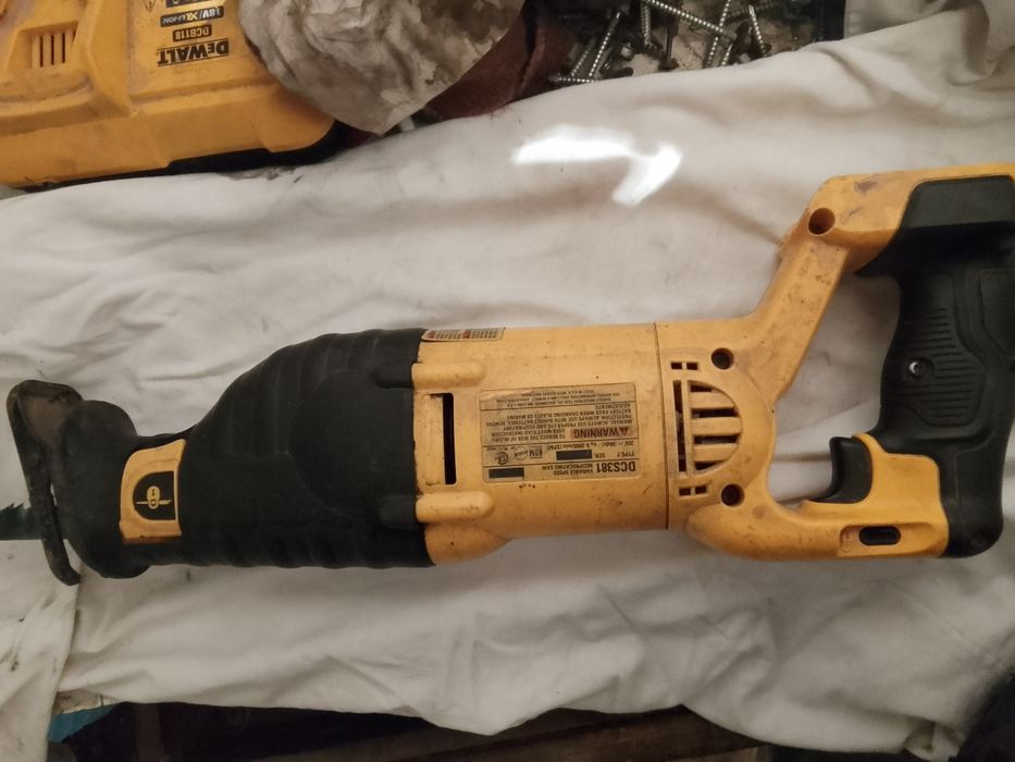 Сабельная пила дэволт