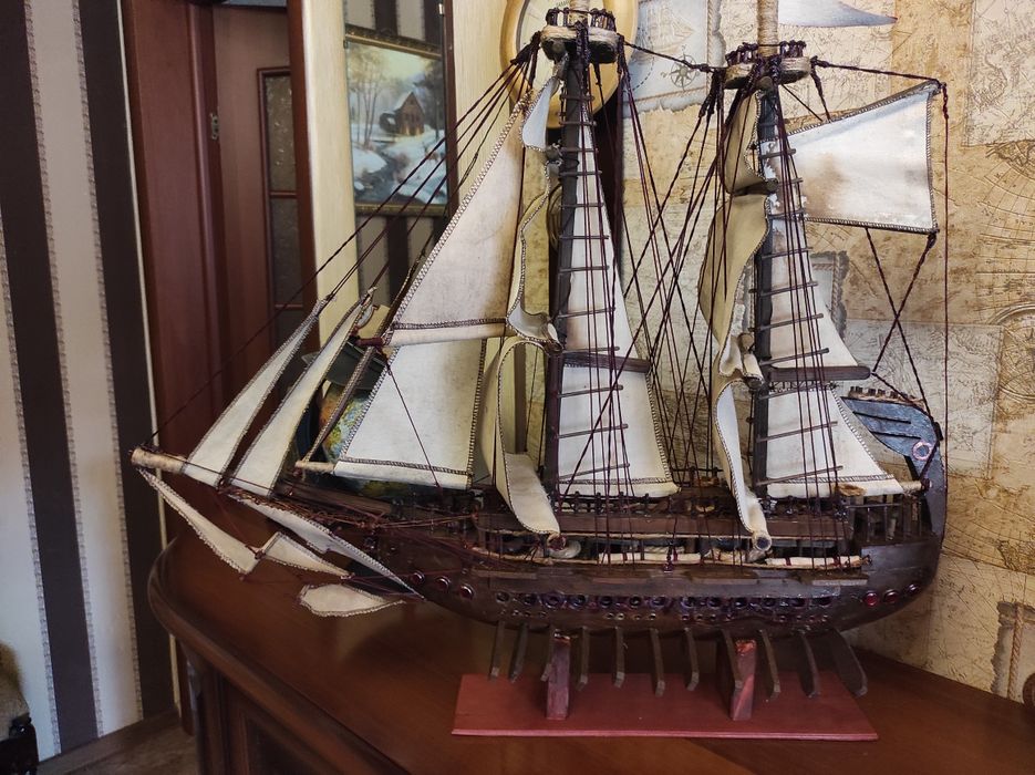 Корабль парусник  деревянный