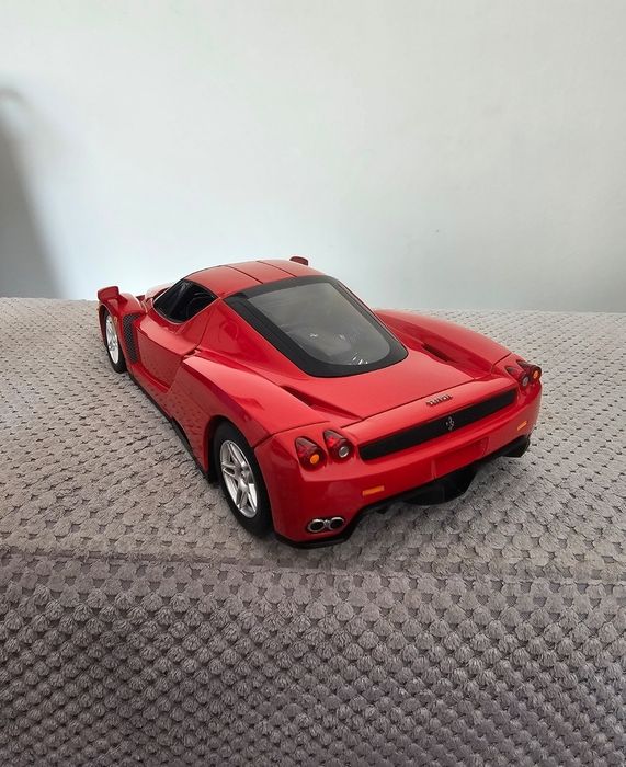 Macheta metalica Enzo ferrari hotwheels scara 1:18