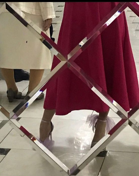 Ярко-розовое платье, длинная