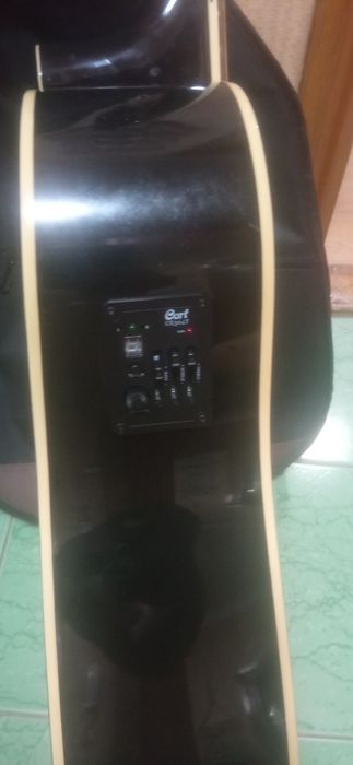 Продам акустическую гитару