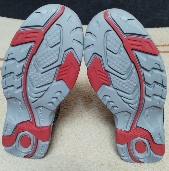 vând ghete de  protecție pt muncă cu bombeu de metal, noi