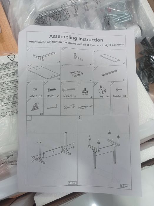 Бюро на колелца с накланящ се плот