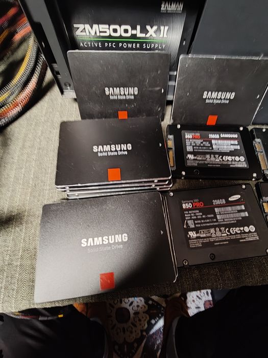 Samsung SSD 256GB/ Samsung V-NAND SSD 850 Pro.