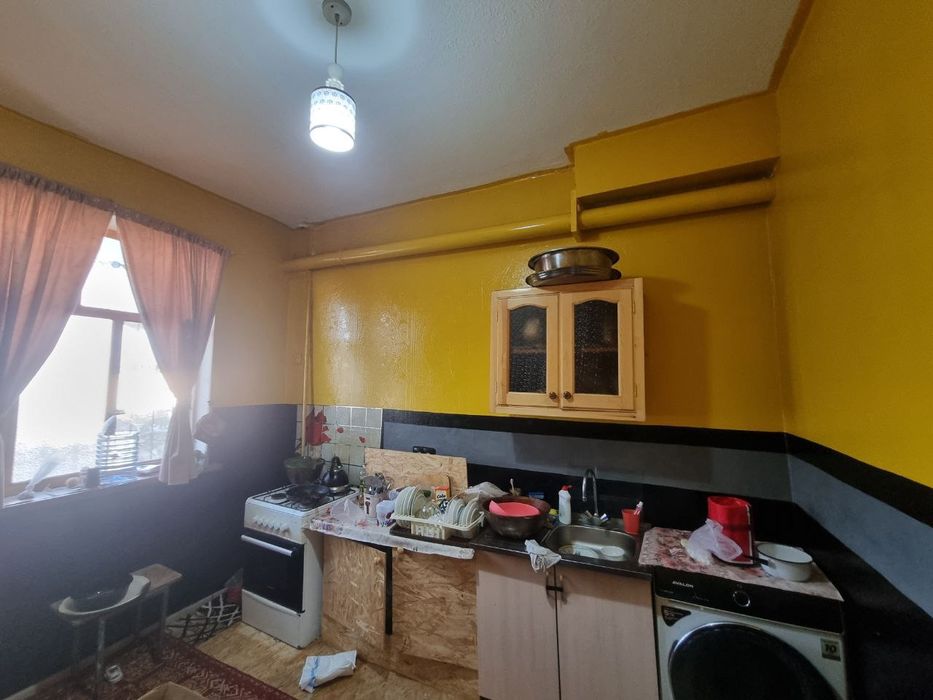 Срочно 2 хонали квартира сотилади.