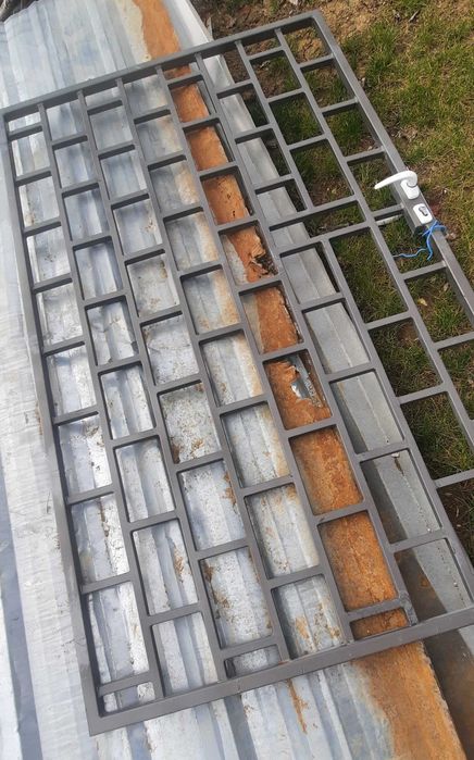 Желязна врата и решетка за прозорец