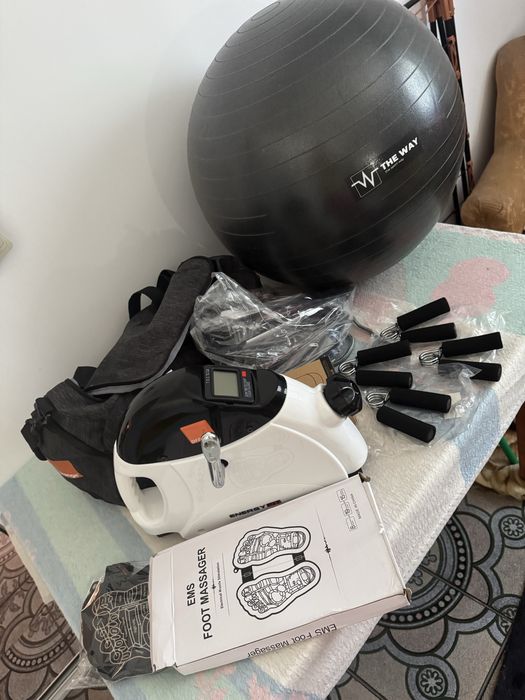 Set complet articole fitness (Mini-bicicletă, aparat masaj EMS, minge, accesorii)